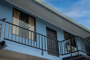 ein Balkon eines Hauses mit einem blauen in der Unterkunft Apartment Steps fr View Los Sueños Adventure Park in Herradura