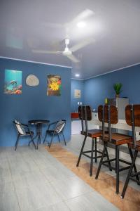 Zimmer mit Stühlen, einem Tisch und einer blauen Wand in der Unterkunft Apartment Steps fr View Los Sueños Adventure Park in Herradura + 11 Fotos