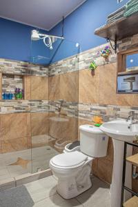 ein Badezimmer mit Toilette, Dusche und Waschbecken in der Unterkunft Apartment Steps fr View Los Sueños Adventure Park in Herradura