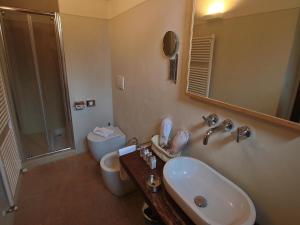 een badkamer met wastafel, douche en toilet bij Modern holiday home in Foligno - Loc with pool in Case Vecchie +22 foto's