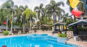 Swimmingpoolen hos eller tæt på Quezon Premier Hotel - Candelaria