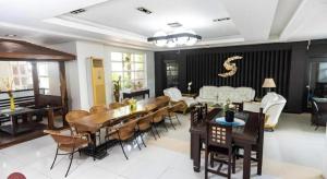 Khu vực ghế ngồi tại Quezon Premier Hotel - Candelaria