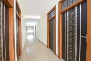 un corridoio con porte in legno e una hallwayngth di FabHotel Divine a Gurgaon