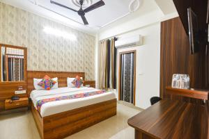 una camera da letto con un letto e una scrivania di FabHotel Divine a Gurgaon