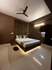 una camera con letto e ventilatore a soffitto di Roomssolution ! Best Hotel In Patna a Gulzārbāgh
