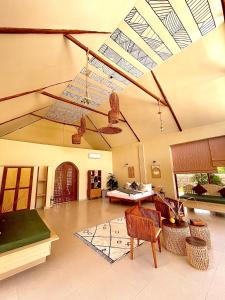un soggiorno con soffitto con lucernari di Zanzi Soul Luxury Boutique Hotel a Jambiani