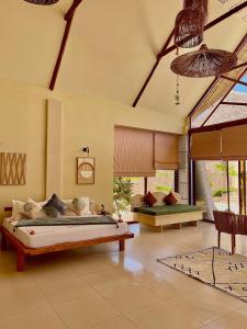 una camera da letto con un letto grande e un soggiorno di Zanzi Soul Luxury Boutique Hotel a Jambiani