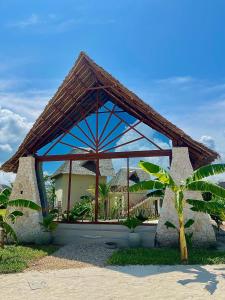 un padiglione con un tetto su una spiaggia di Zanzi Soul Luxury Boutique Hotel a Jambiani Altre 55 foto