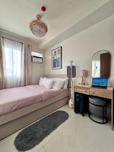 En eller flere senge i et værelse på Budget Condo HomeStay at Soleia Manors Butuan City Free Parking