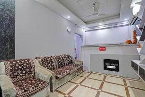 un soggiorno con due sedie e un camino di Super Townhouse Sector 9 Gurgaon a Gurgaon