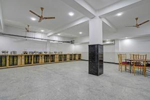 una grande stanza con tavolo e sedie di Super Townhouse Sector 9 Gurgaon a Gurgaon Altre 25 foto