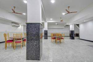 una sala da pranzo con tavoli e sedie in una stanza di Super Townhouse Sector 9 Gurgaon a Gurgaon