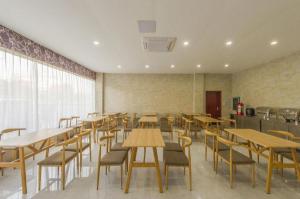 een ruimte met tafels en stoelen en een cafetaria bij Guilin Wanjing Hotel in Guilin