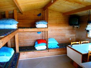 מיטה או מיטות קומותיים בחדר ב-Helsingør Camping & Cottages Grønnehave