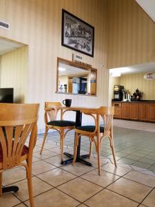 een eetkamer met een tafel en stoelen bij Super 8 by Wyndham Bentonville in Bentonville