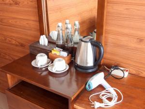 Příslušenství pro přípravu čaje a kávy v ubytování Tunjung Kuning Cottage