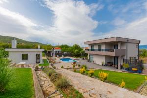 une vue aérienne d'une maison avec un jardin dans l'établissement Villa Viktoria with private pool, barbecue, gym, children's playground, à Krivodol