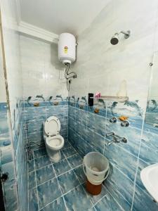 Phòng tắm tại Hotel South 5 Mins From US Embassy - Chanakyapuri