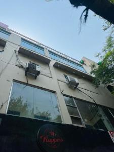 Tòa nhà nơi khách sạn tọa lạc