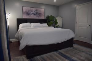 a bedroom with a large bed with white sheets at Airende in Newark