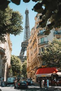 a view of the eiffel tower from the street at Studio moderne et climatisé - proche Paris in Le Pré-Saint-Gervais