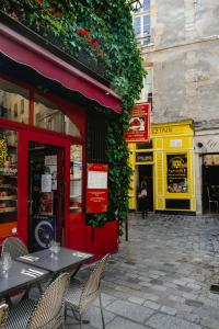 an empty street with tables and chairs outside a restaurant at Studio moderne et climatisé - proche Paris in Le Pré-Saint-Gervais
