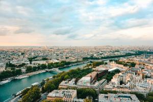an aerial view of a city with a river at Studio moderne et climatisé - proche Paris in Le Pré-Saint-Gervais +2 photos