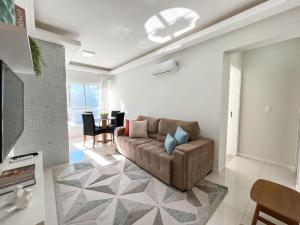 un soggiorno con un divano e un tavolo di Apartmento próximo ao mar a Capão da Canoa