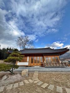 een gebouw met een dak erop bij Hanok Stay - JukRokJungSa in Gurye