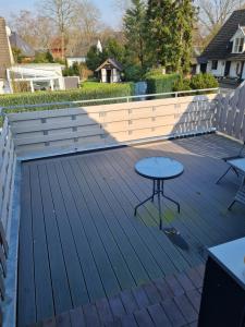 a deck with a table and chairs on it at Ferienwohnung Quickborn in Quickborn