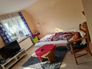 a small bedroom with a bed and a television at Ferienwohnung Quickborn in Quickborn