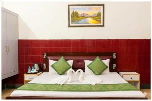 En eller flere senge i et værelse på Hotel Rixara Ayodhya Premium Palace Near Ram Janambhoomi Temple - Fully Air Conditioning Premium Rooms - BEST HOTEL