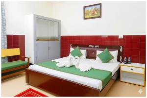 En eller flere senge i et værelse på Hotel Rixara Ayodhya Premium Palace Near Ram Janambhoomi Temple - Fully Air Conditioning Premium Rooms - BEST HOTEL