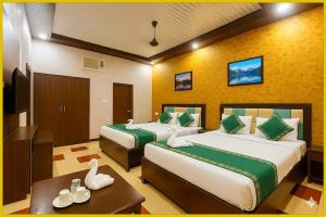 En eller flere senge i et værelse på Hotel Rixara Ayodhya Premium Palace Near Ram Janambhoomi Temple - Fully Air Conditioning Premium Rooms - BEST HOTEL