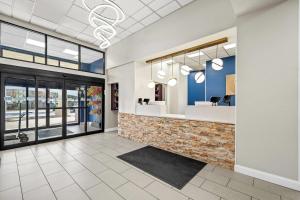 een kantoorlobby met een receptiegedeelte met blauwe muren en ramen bij Comfort Inn & Suites Plainville-Foxboro in Plainville