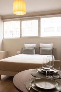 een slaapkamer met een bed en een tafel met borden erop bij Nice air-conditioned studio, close to Paris in Pré Saint Gervais