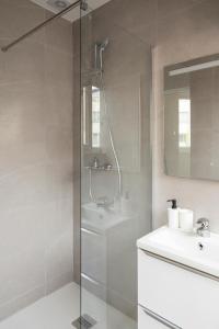 een badkamer met een douche en een wastafel bij Nice air-conditioned studio, close to Paris in Pré Saint Gervais