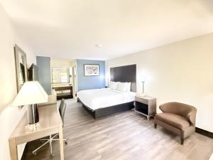 En eller flere senge i et værelse på Baymont by Wyndham Tallahassee