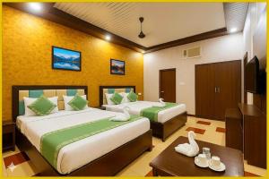 En eller flere senge i et værelse på Hotel Rixara Ayodhya Premium Palace Near Ram Janambhoomi Temple - Fully Air Conditioning Premium Rooms - BEST HOTEL