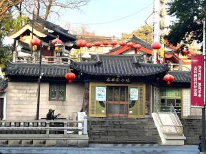 un bâtiment avec des lanternes rouges au-dessus dans l'établissement Green Tree Inn Nanjing Xinjiekou Wangfu Avenue, à Nankin
