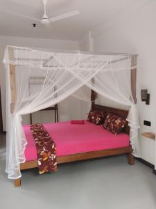 En eller flere senge i et værelse på Serenity Lodge