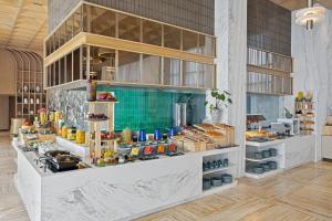 una cucina con un bancone con del cibo sopra di Fortune Select Siliguri a Binnāguri