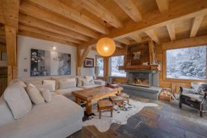 a living room with a couch and a fireplace at Alpine Luxury Chalet Pool & Jacuzzi in Cordon