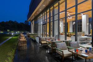 un ristorante con tavoli e sedie di fronte a un edificio di Fortune Select Siliguri a Binnāguri