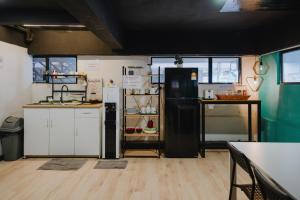 een keuken met een zwarte koelkast en een aanrecht bij Perfect Hub Semporna in Semporna