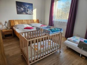 En eller flere senge i et værelse på Apartment Moni in Lutzmannsburg, 1 km von der Sonnentherme entfernt - Apartment mit 3 Schlafzimmern