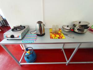 een tafel met een fornuis en wat eten erop bij Maradana Rest in Mirissa +41 foto's