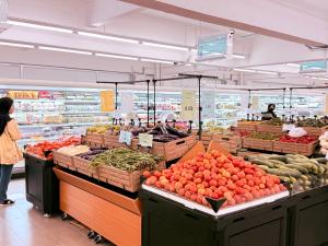 Et supermarked eller andre butikker på lejlighedshotellet eller i nærheden