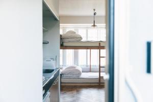 En eller flere senge i et værelse på Charlie's Bed