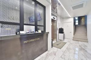 een kantoor met receptiebalie en trap bij Rubato Hotel Ulsan Junggu in Ulsan